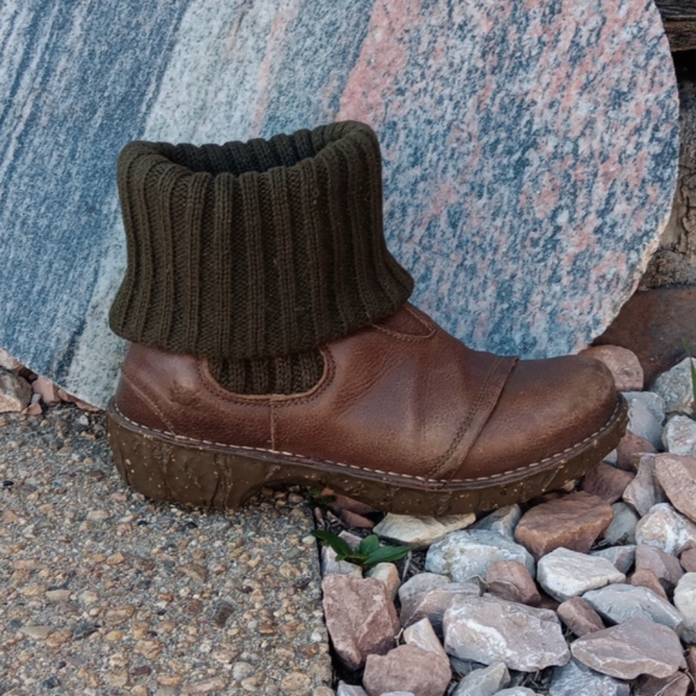 El naturalalista Elsa brown leather sweater cuff boots